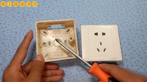 墻內(nèi)線盒耳朵損壞，電工師傅巧手修復(fù)